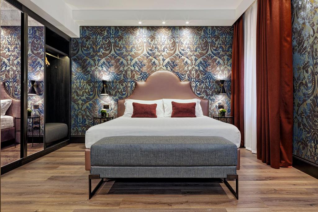 a bedroom with a large bed and a blue wall at Hotel American-Dinesen in Venice