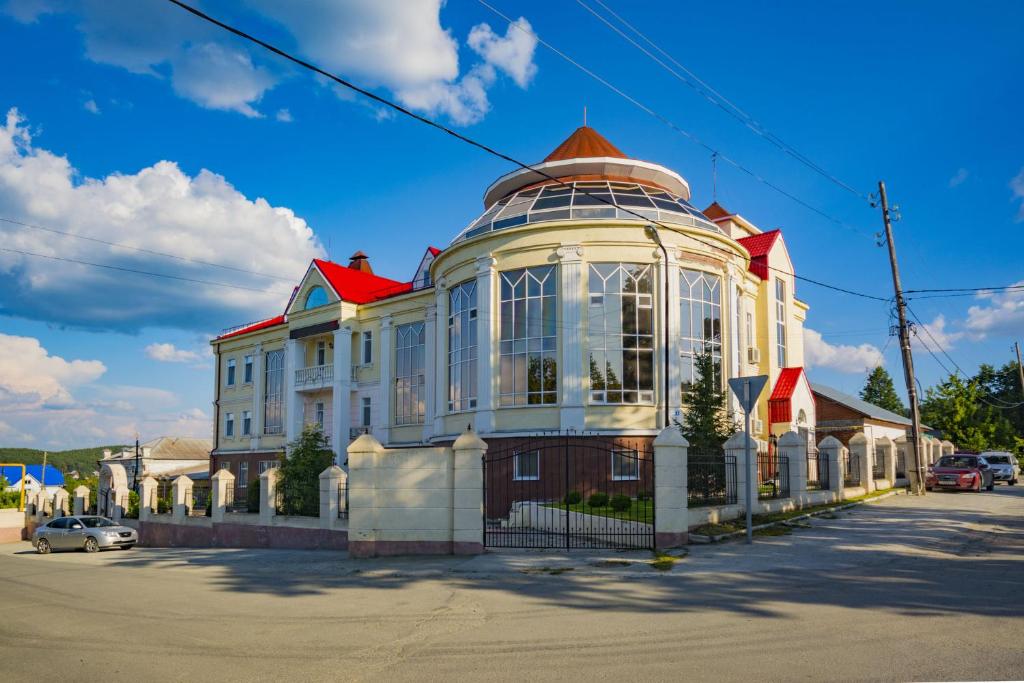 Sysert'にあるSmirnov Hotelの赤い屋根の白い大きな建物