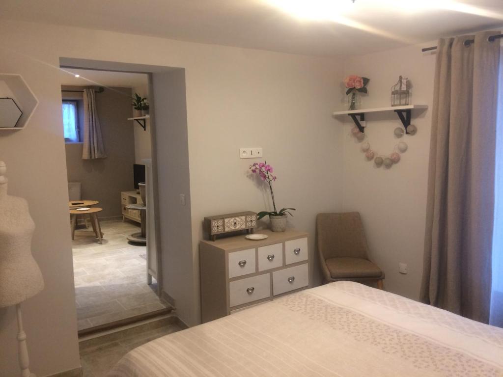 1 dormitorio con 1 cama, 1 silla y 1 mesa en Chez Adeline en Céreste