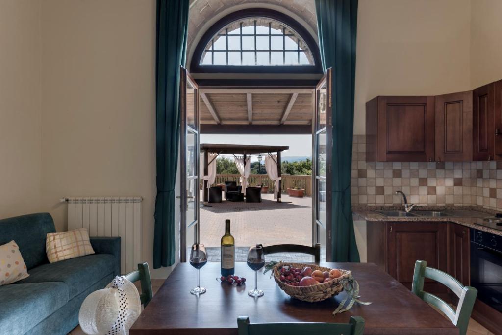 salon ze stołem i miską owoców w obiekcie Il Torrino w mieście Pomarance
