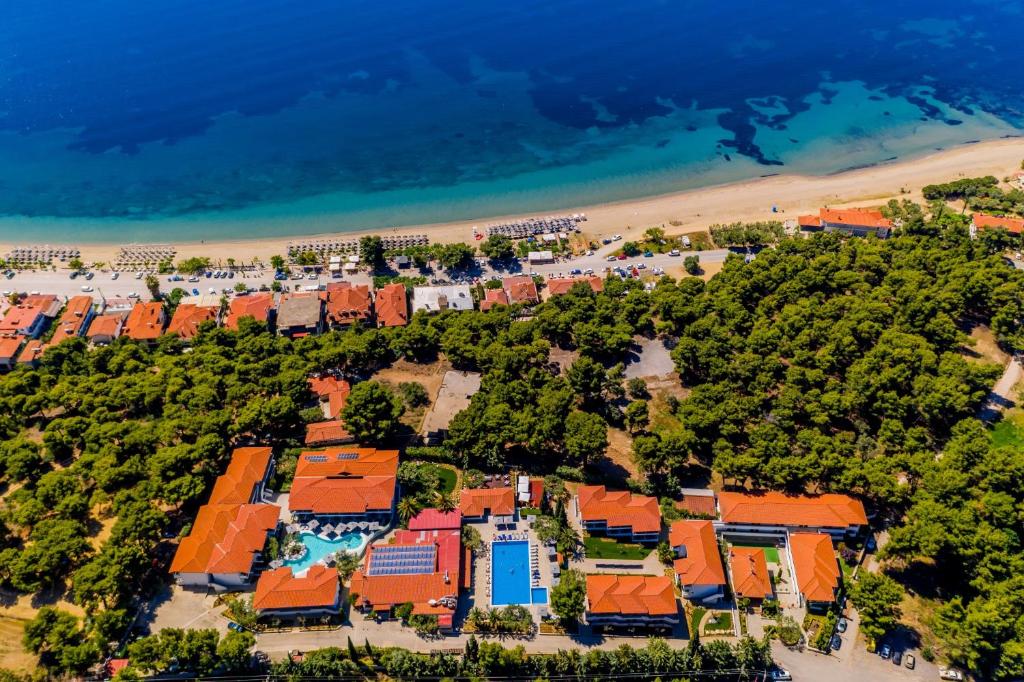 Luftblick auf ein Resort in Strandnähe in der Unterkunft Philoxenia Hotel in Psakoudia