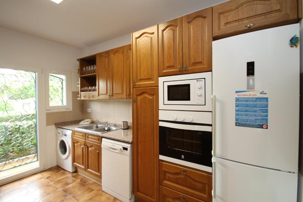 Kuchyň nebo kuchyňský kout v ubytování ARENDA Villa Coral Pino Alto