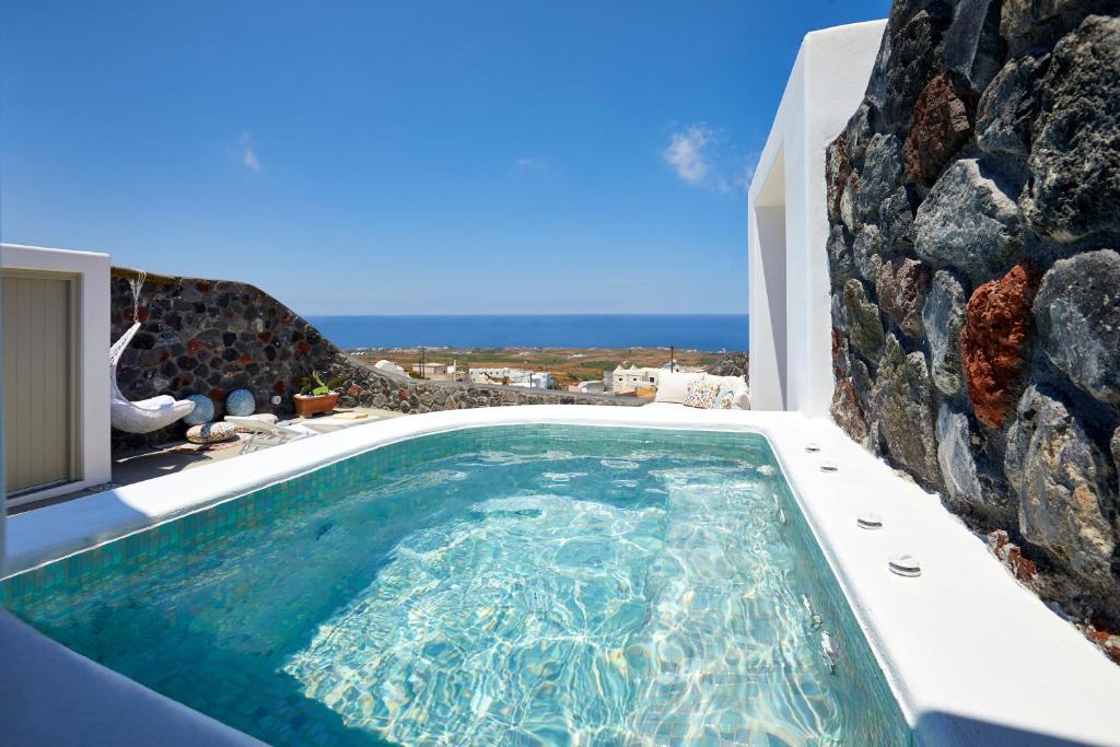 uma piscina no meio de uma casa em Mellow Luxury Cave em Oia