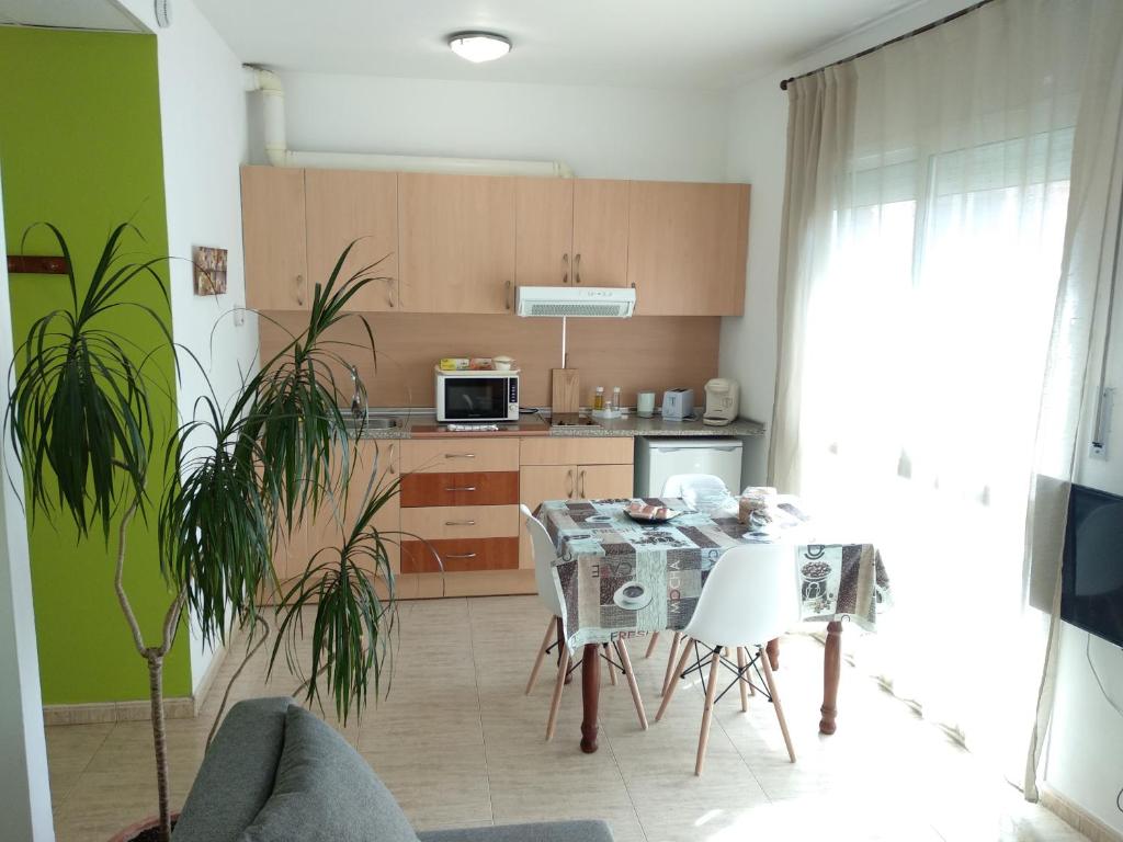 een keuken met een tafel en stoelen in een kamer bij Estudio en el centro 0 in Reus