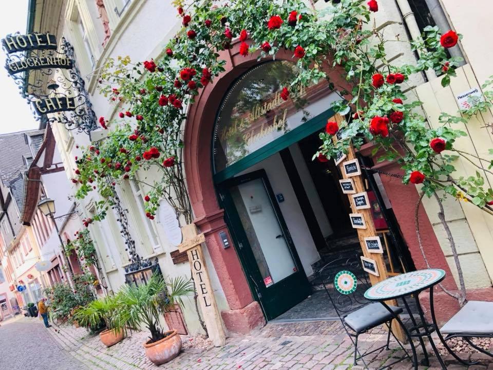 Una puerta a un edificio con flores. en Altstadt Hotel Glockenhof, en Eltville am Rhein