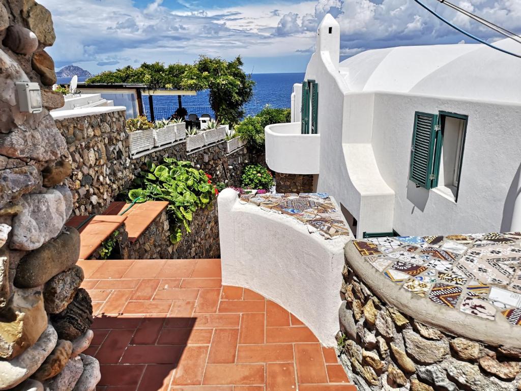 een balkon met uitzicht op de oceaan bij Turistcasa- Villa Anna in Ponza