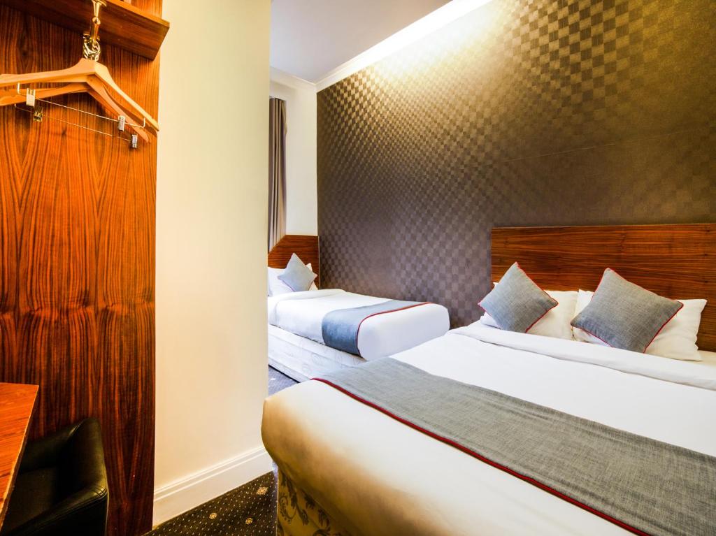 Tempat tidur dalam kamar di The Park Hotel