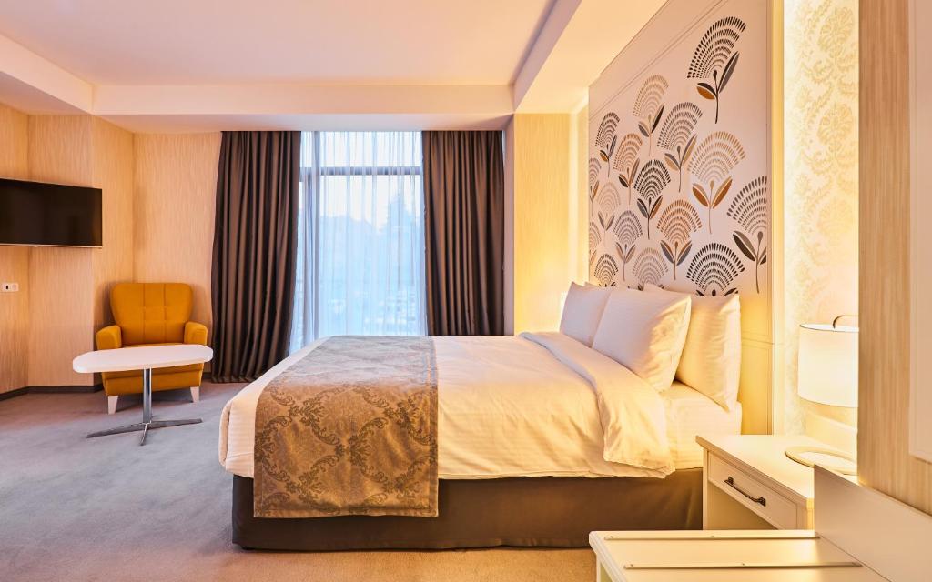 Postel nebo postele na pokoji v ubytování Gallery Palace Hotel