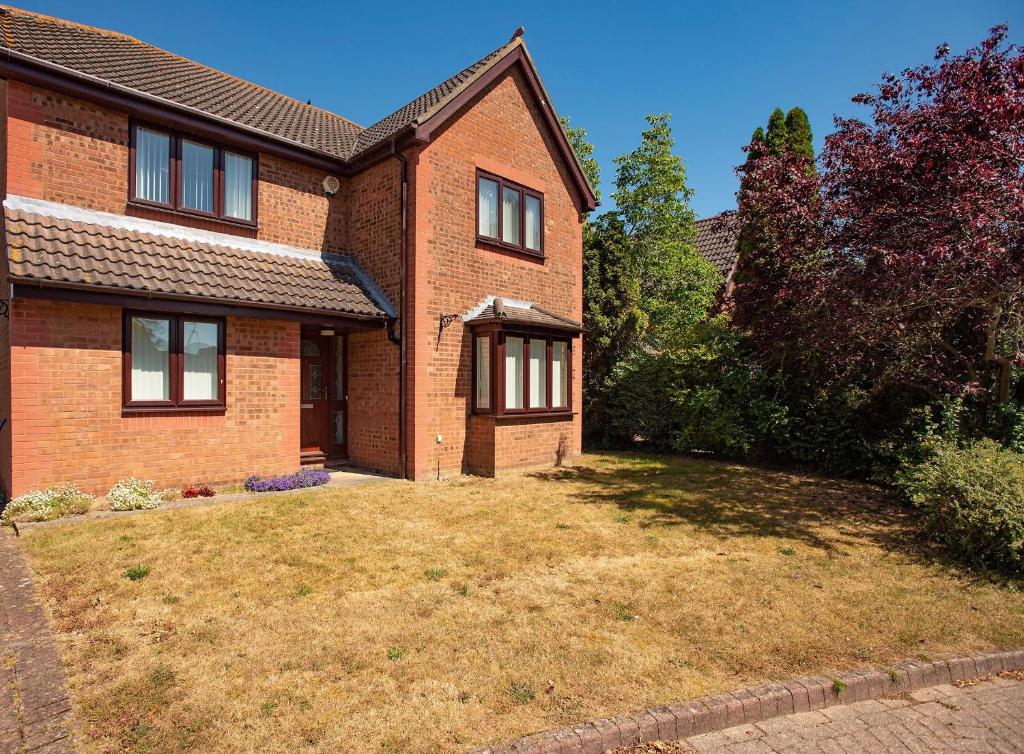 a brick house with a yard in front of it at Luxury House in Warsash. in Warsash