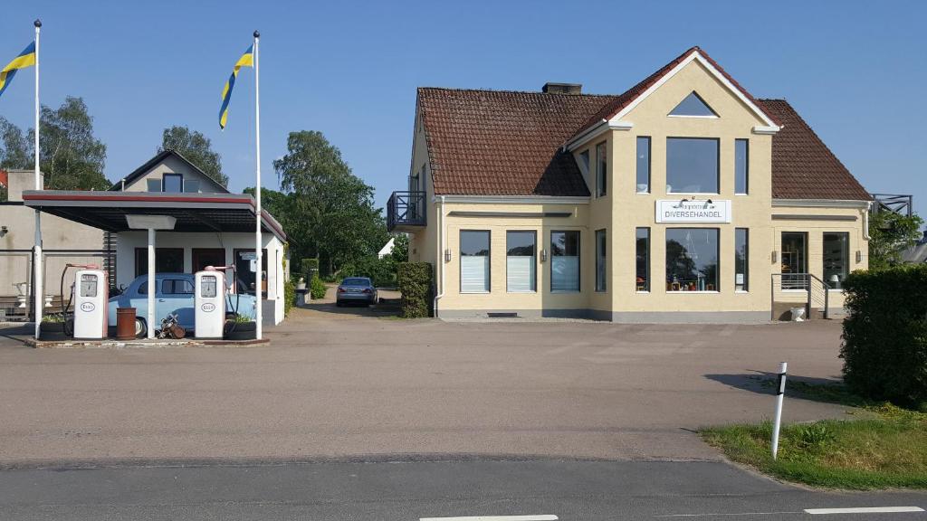 een gebouw met een parkeerplaats voor een tankstation bij Gamla Macken in Margretetorp