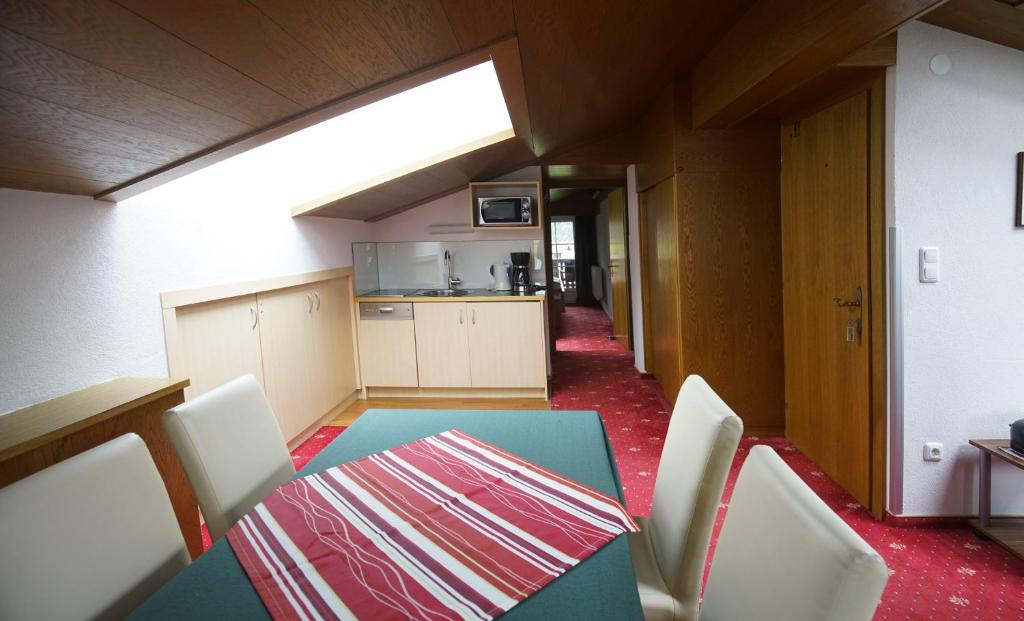 Kuchyň nebo kuchyňský kout v ubytování B&B Gästehaus Alpenblick