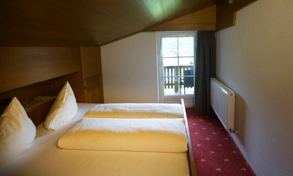 Postel nebo postele na pokoji v ubytování B&B Gästehaus Alpenblick