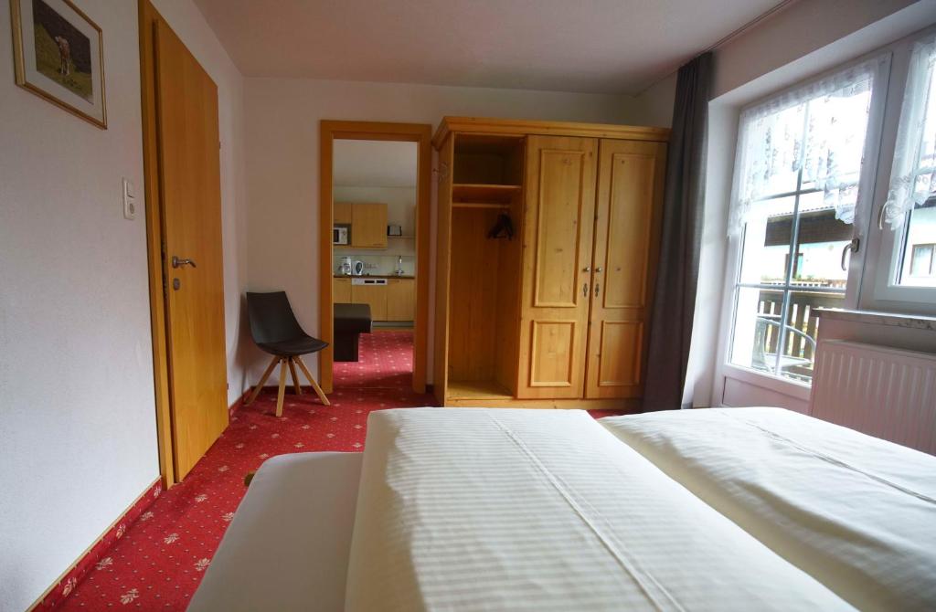 Postel nebo postele na pokoji v ubytování B&B Gästehaus Alpenblick