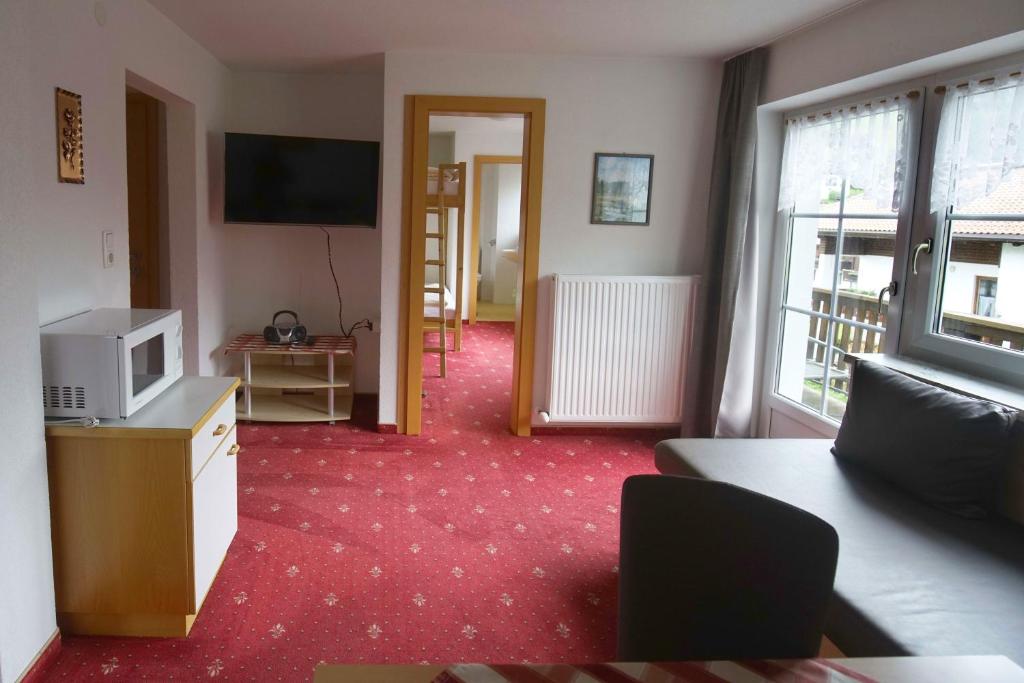 TV a/nebo společenská místnost v ubytování B&B Gästehaus Alpenblick