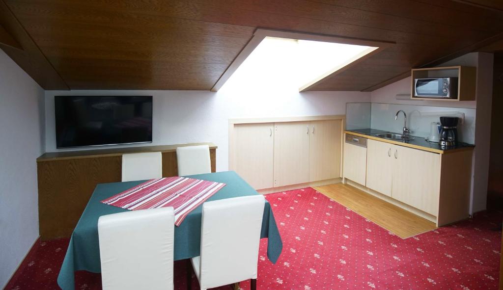 Kuchyň nebo kuchyňský kout v ubytování B&B Gästehaus Alpenblick