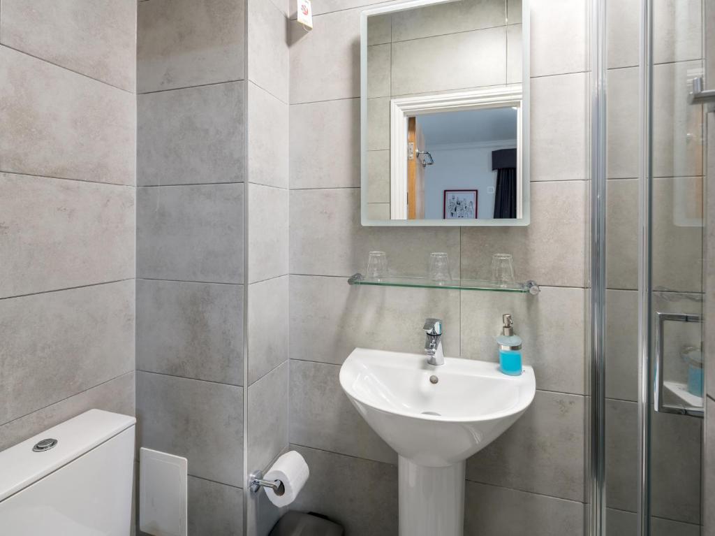 OYO Townhouse New England, London Victoria - Resim 31