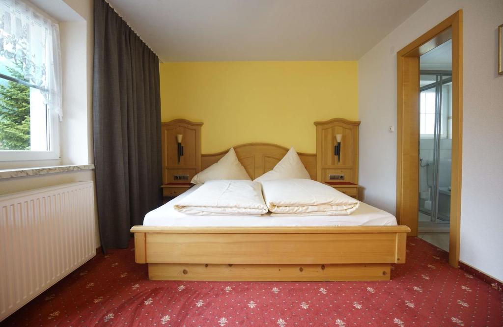 Postel nebo postele na pokoji v ubytování B&B Gästehaus Alpenblick