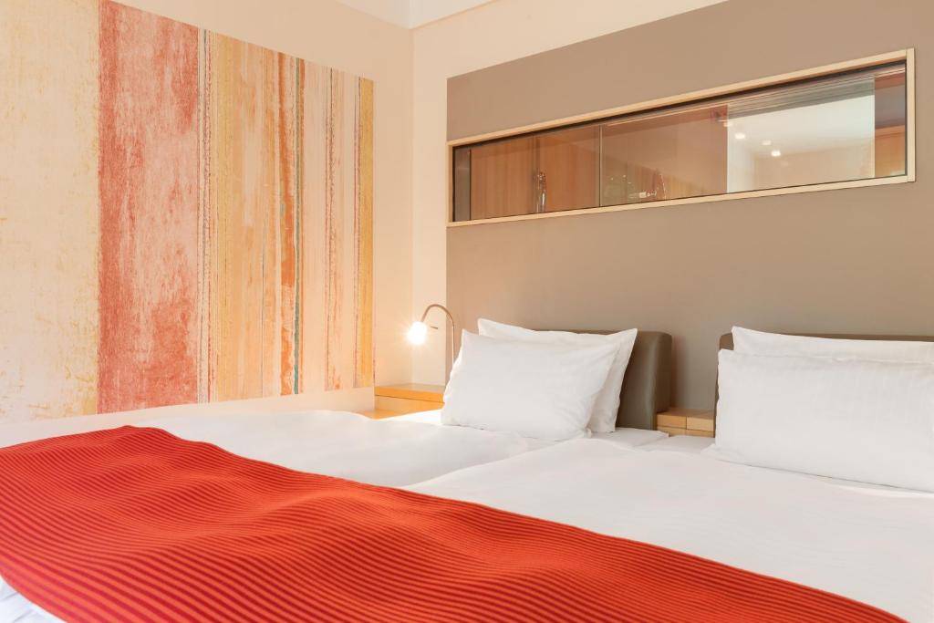 Ein Bett oder Betten in einem Zimmer der Unterkunft A-ROSA Travemünde