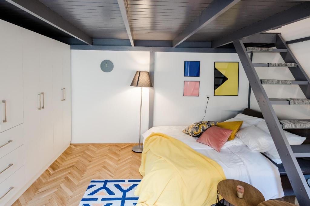 Postel nebo postele na pokoji v ubytování Rainbow Dream Apartment