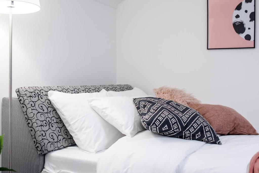 Postel nebo postele na pokoji v ubytování Rainbow Dream Apartment