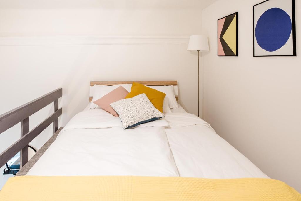 Postel nebo postele na pokoji v ubytování Rainbow Dream Apartment