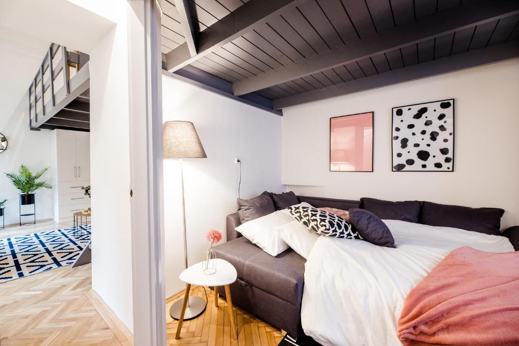 Postel nebo postele na pokoji v ubytování Rainbow Dream Apartment