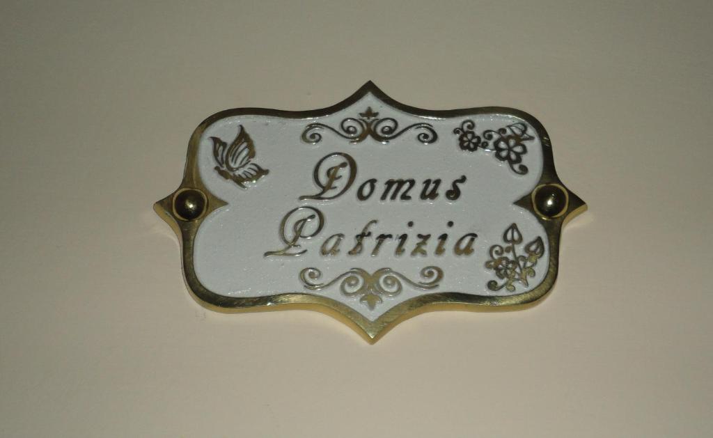a sign that says dominas centric on a wall at Sardinia Holidays - Domus Patrizia in Quartu SantʼElena