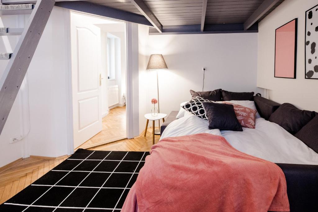 Postel nebo postele na pokoji v ubytování Rainbow Dream Apartment