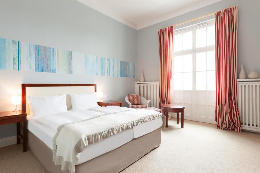 Ein Bett oder Betten in einem Zimmer der Unterkunft A-ROSA Travemünde