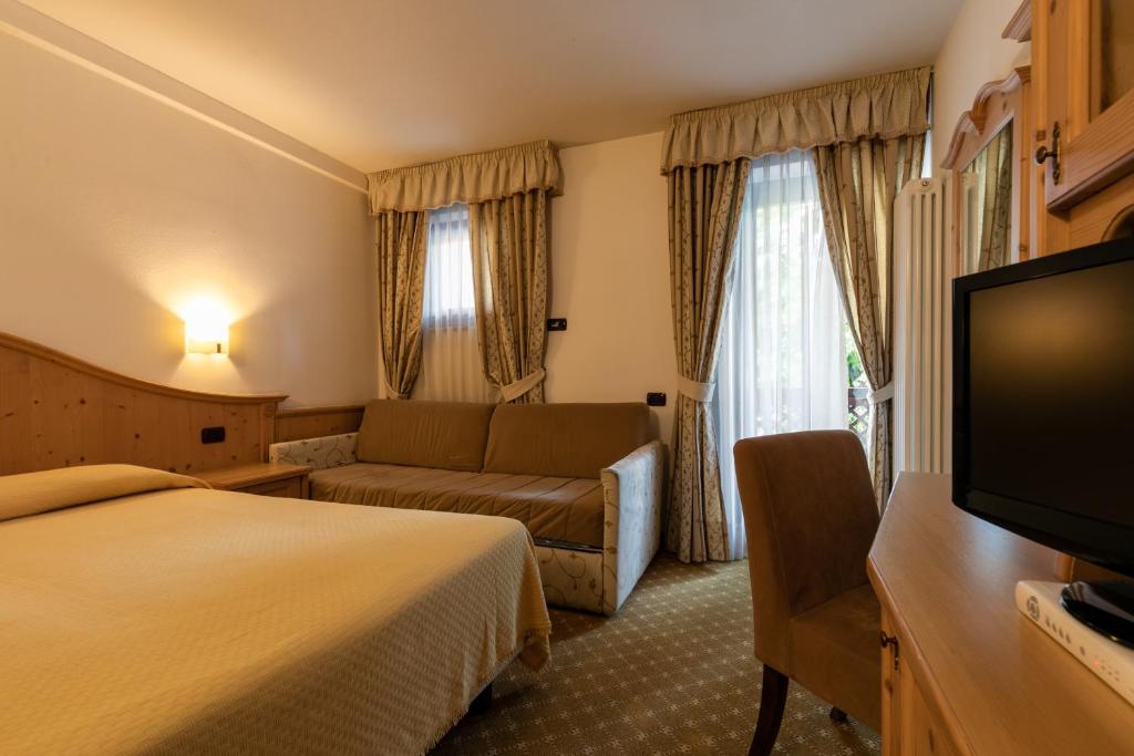 TV a/nebo společenská místnost v ubytování Hotel Isolabella Wellness