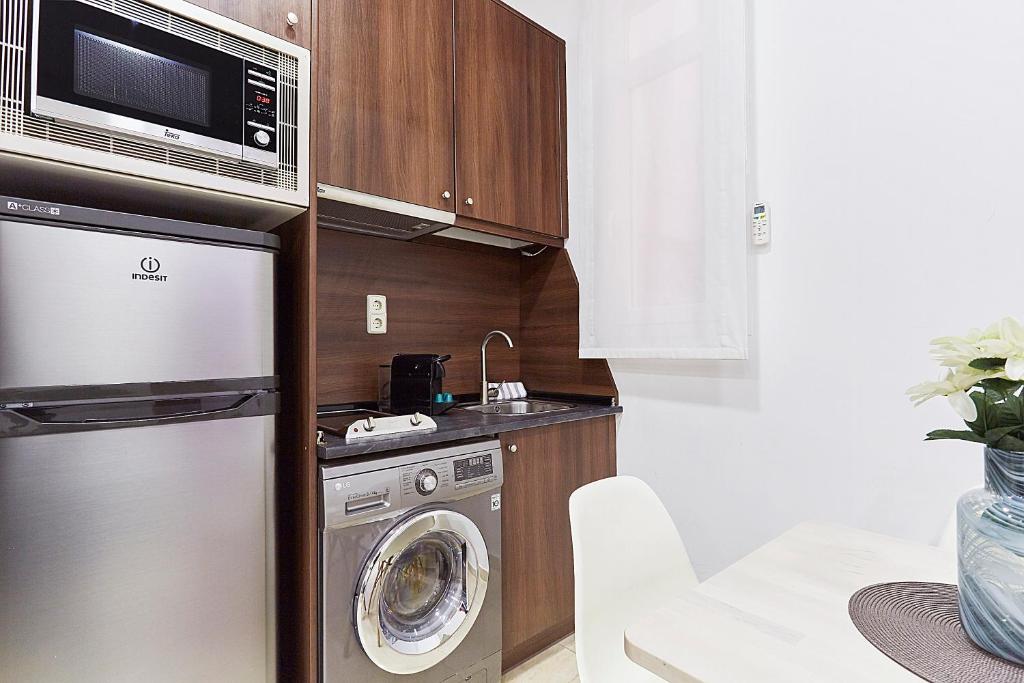 Kuchyň nebo kuchyňský kout v ubytování LEEWAYS APARTMENT IX in GRAN VÍA