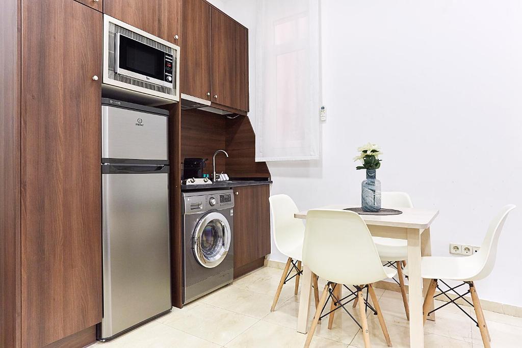 Kuchyň nebo kuchyňský kout v ubytování LEEWAYS APARTMENT IX in GRAN VÍA