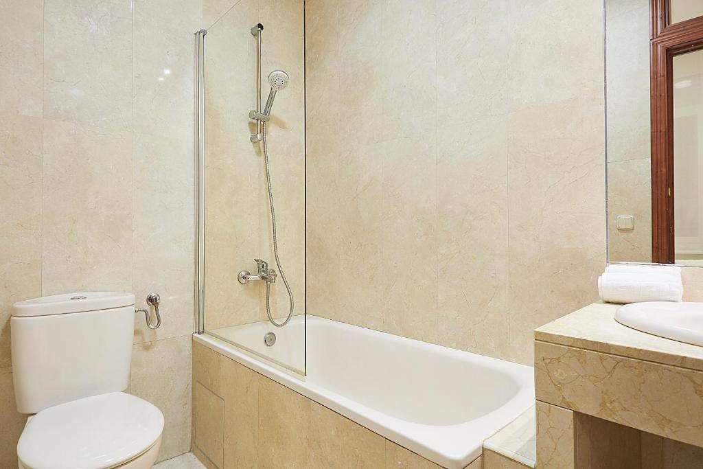 Koupelna v ubytování LEEWAYS APARTMENT IX in GRAN VÍA