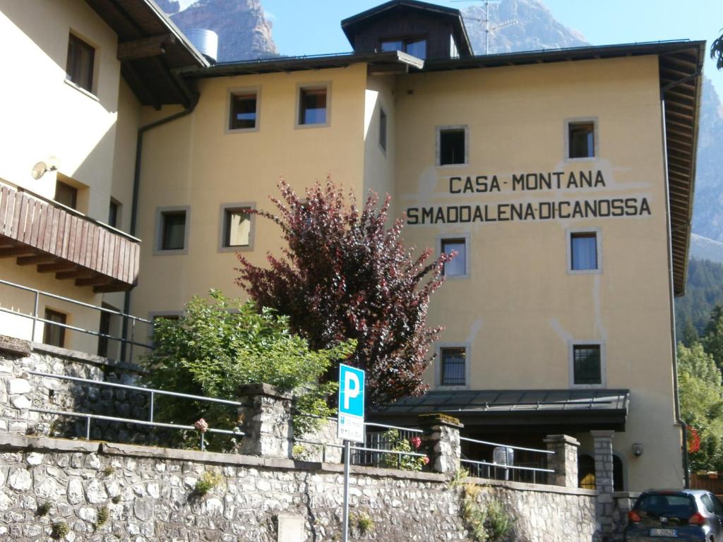 een gebouw met een bord aan de zijkant bij Casa Montana S. Maddalena in San Vito di Cadore