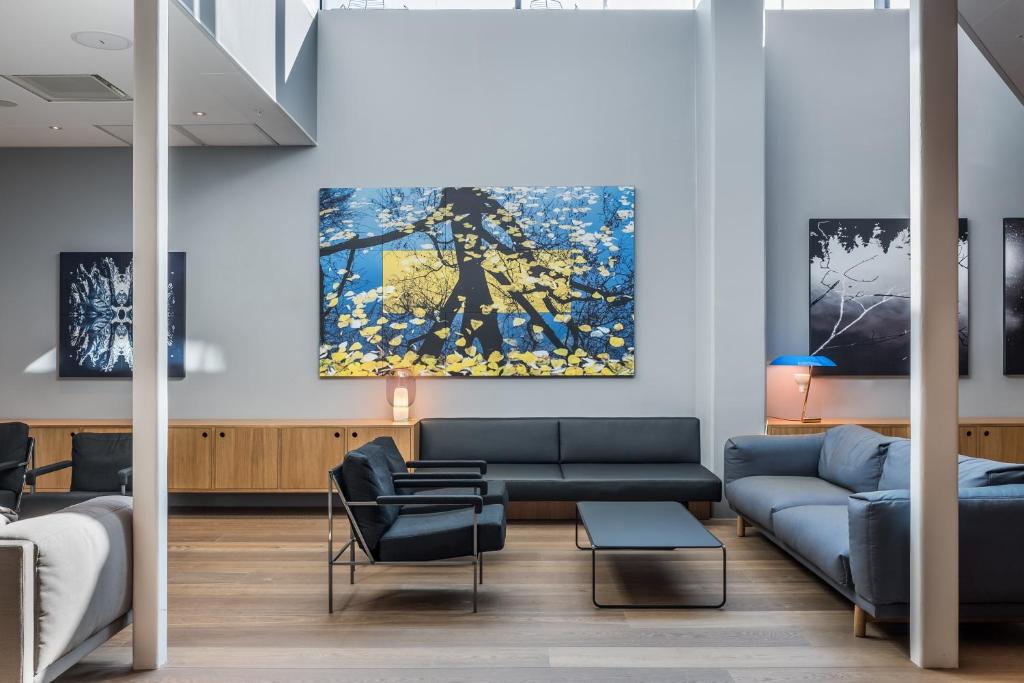 uma sala de estar com um sofá e uma pintura na parede em Quality Hotel Pond em Stavanger