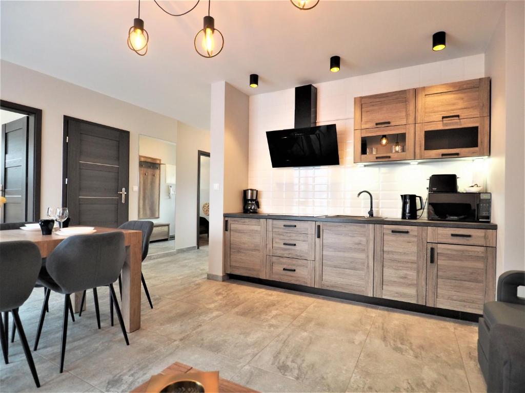 Kuchyňa alebo kuchynka v ubytovaní VIP Apartamenty FOLK RESIDENCE
