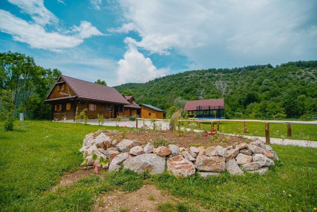 einen Haufen Steine vor einem Haus in der Unterkunft Manuela in Gospić