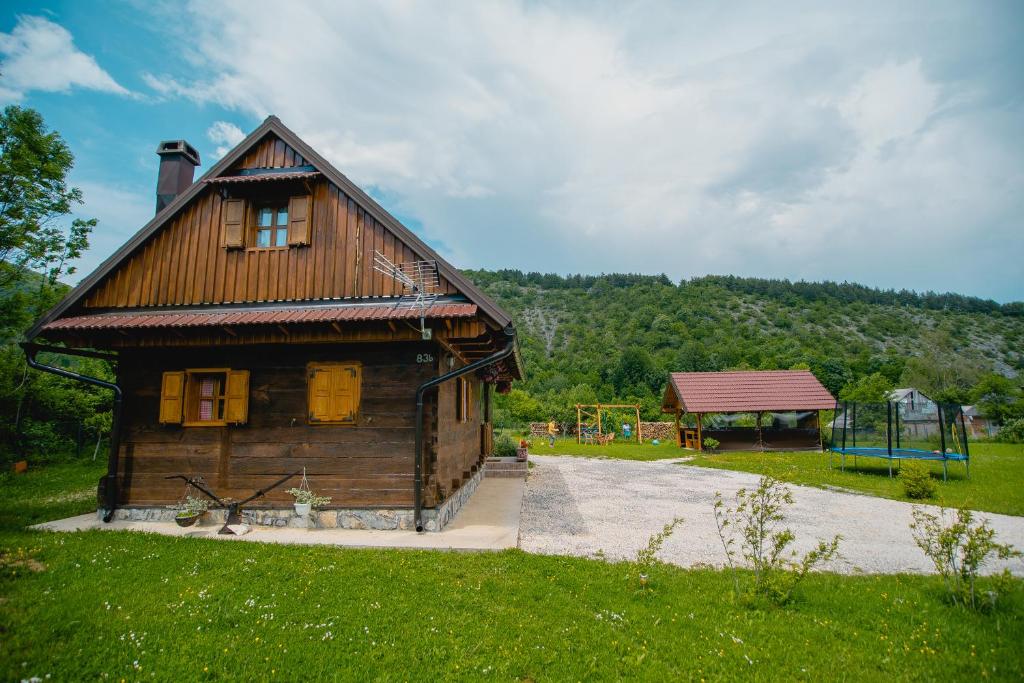 Das Geb&auml;ude in dem sich die Lodge befindet