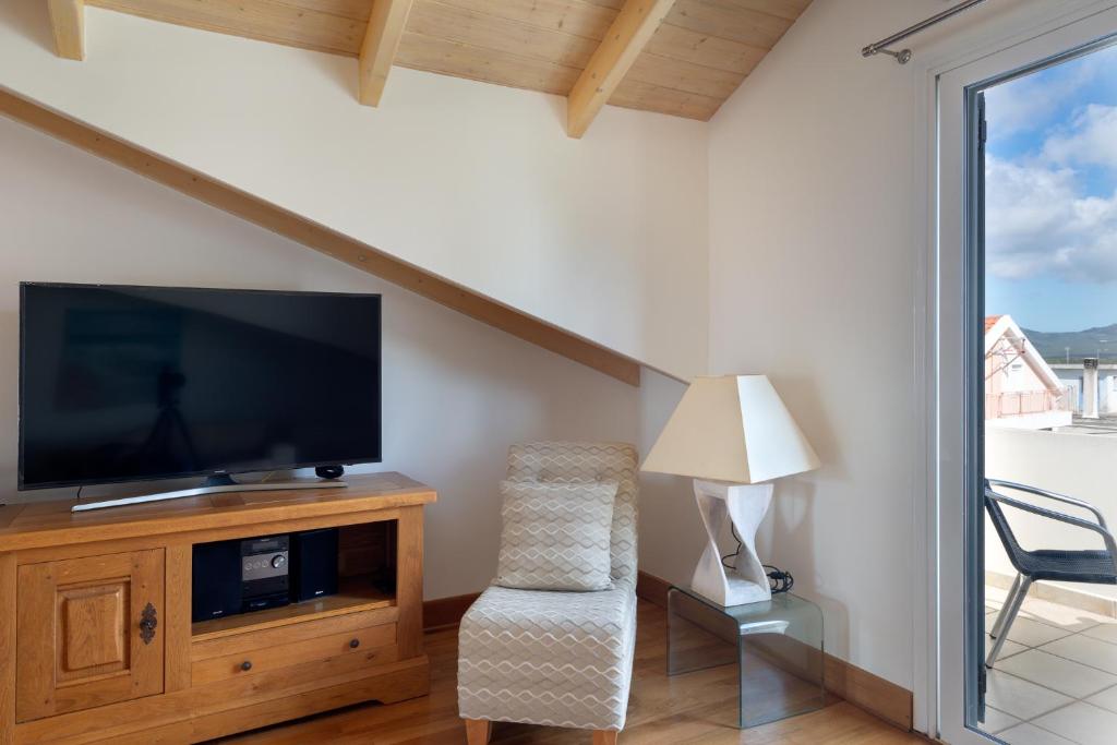 Televízia a/alebo spoločenská miestnosť v ubytovaní Elegant Living