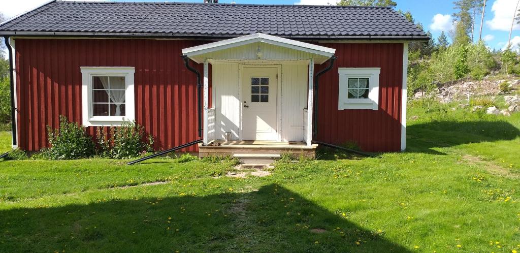 ハーグフォシュにあるStuga Hultの庭白い扉付き赤い家