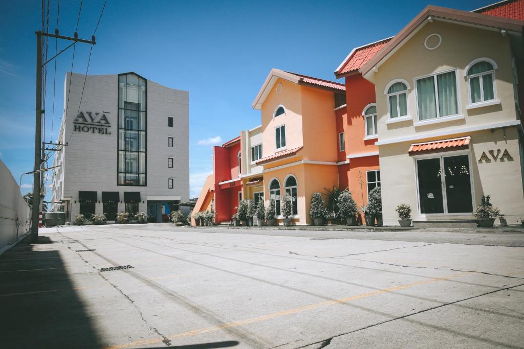 una fila de edificios en una calle de la ciudad en AVA Hotel, en Phitsanulok