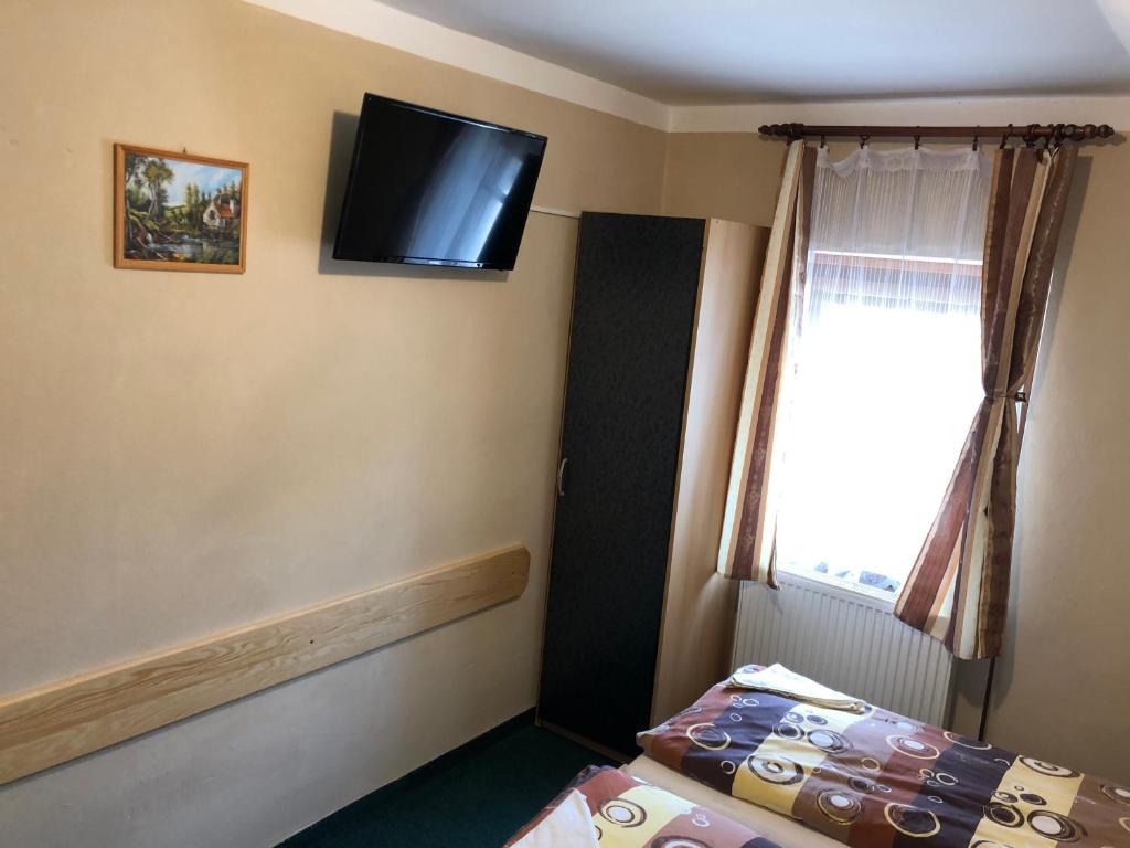 TV a/nebo společenská místnost v ubytování Penzion Samorost