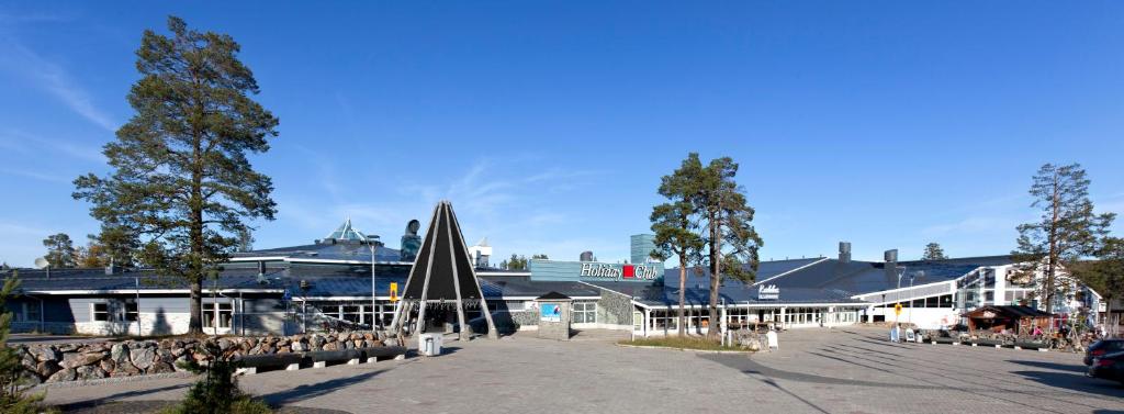 Blick auf eine Stadt mit einem Gebäude und Bäumen in der Unterkunft Holiday Club Saariselkä in Saariselkä