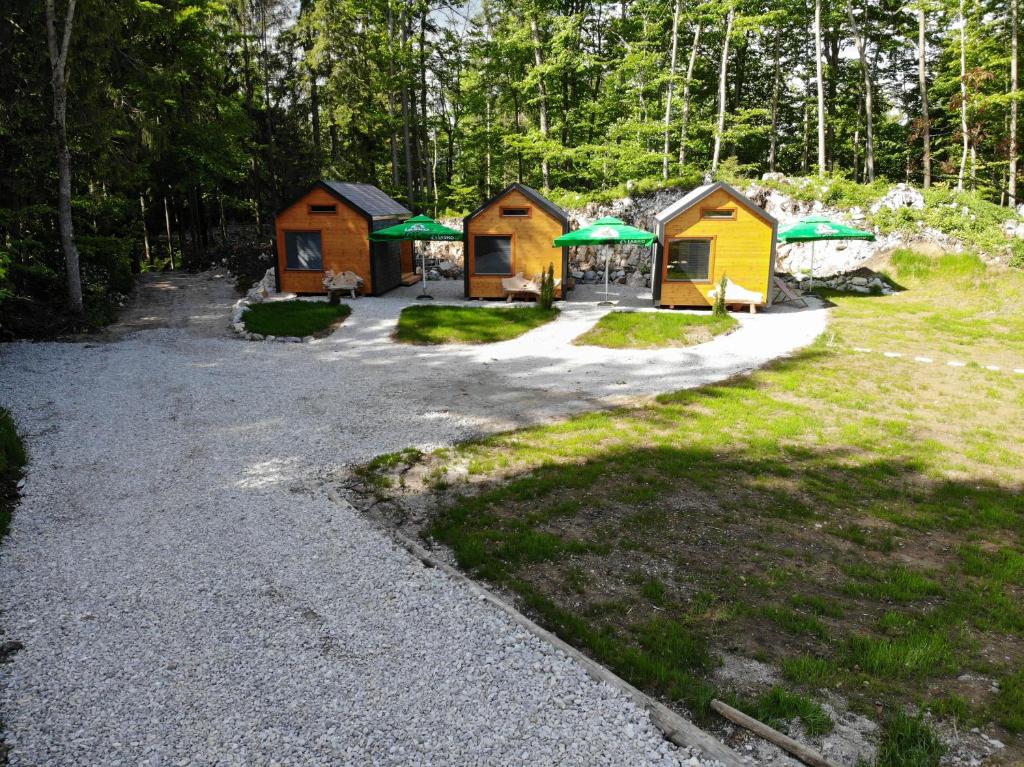 un grupo de cabañas en el bosque en Estate Marjetin dom, en Idrija