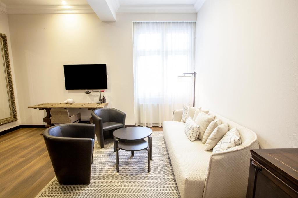 TV a/nebo společenská místnost v ubytování Quentin Prague Hotel