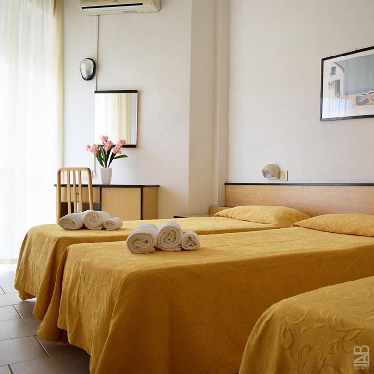 A bed or beds in a room at Hotel Admiral