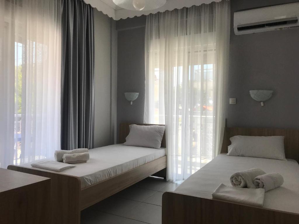 Postel nebo postele na pokoji v ubytování Theodora Villas Flogita beach