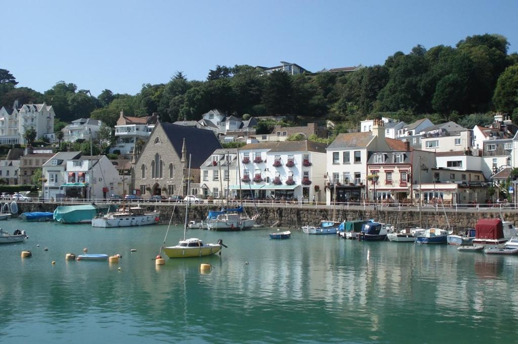 um grupo de barcos na água em um porto em Bon Viveur Guest House em Saint Aubin