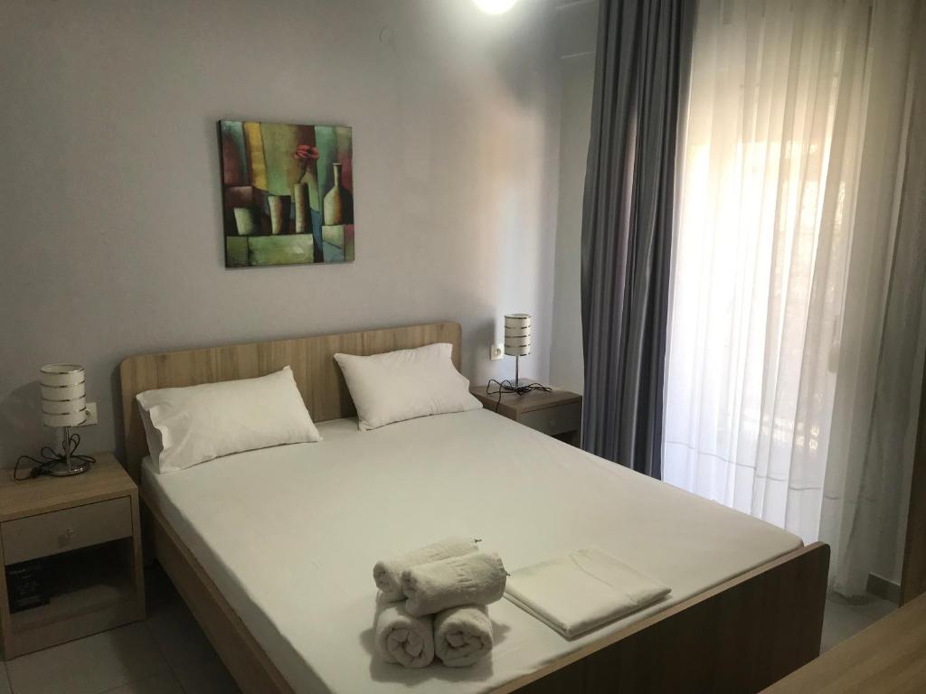 Postel nebo postele na pokoji v ubytování Theodora Villas Flogita beach