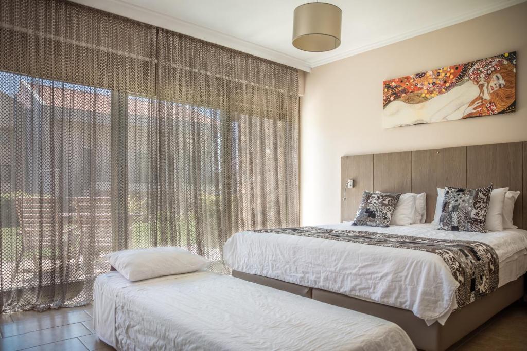 Postel nebo postele na pokoji v ubytování Royalty Suites Seaside
